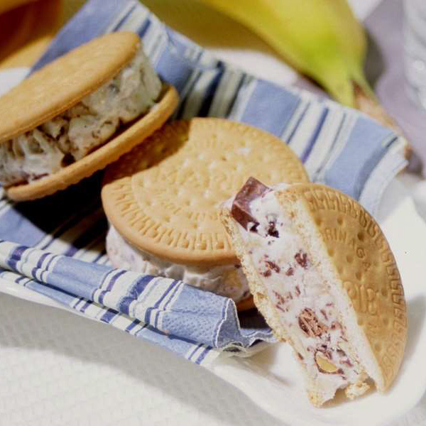 バナナチョコアイスのクッキーサンド